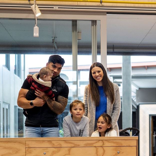 Picture of Te Rā, Family 2 + 3